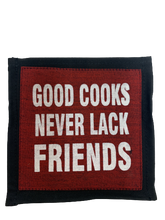 Load image into Gallery viewer, coaster - fabric - good cooks never lack friends - burgundy -13cm- SINGLE
